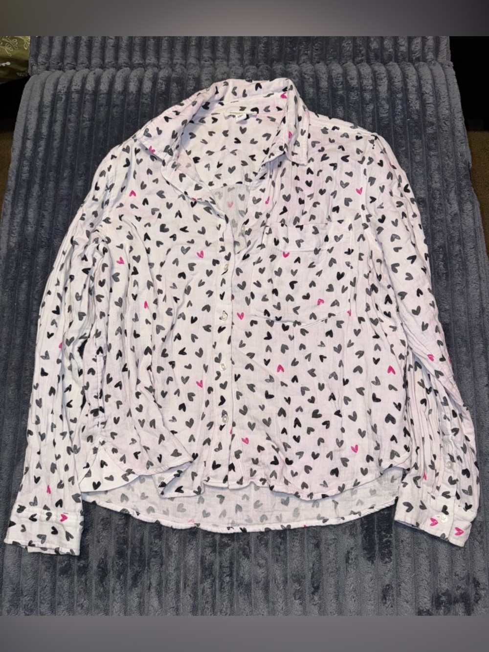 beachlunchlounge White Button-Down Shirt with Black and Pink Heart Print size L